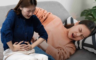 Nếu là phụ nữ, BS nói có 5 dấu hiệu đau bụng này thì "đừng cố chịu", nhiều người phát hiện bệnh khi đã muộn