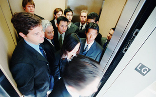 Thường làm 4 việc này khi đi thang máy chính là biểu hiện của EQ thấp