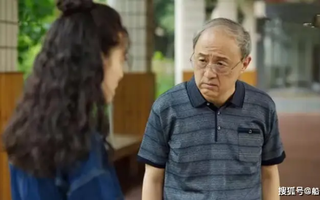 Bố chồng có tiền tỷ vẫn không giúp con trai, con dâu đến hỏi cho ra lẽ: Vừa bước vào nhà đã chết lặng