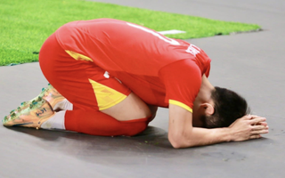 Đình Bắc cúi đầu xin lỗi khi U23 Việt Nam thua 0-3 Trung Quốc