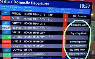 Choáng với cảnh "Bay không khách" đỏ rực sân bay, lý do vé Tết đắt là đây