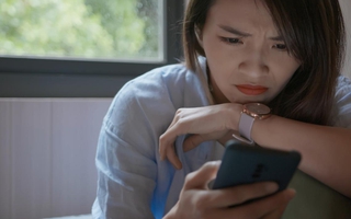 Tết nào về nhà chồng cũng mất trang sức, con dâu quyết thử chiêu độc: Người lén vào phòng đêm đó gây sốc