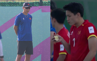 HLV Kim Sang-sik nói về hình ảnh ăn táo viral khắp cõi mạng của Đình Bắc: "Tôi không biết cậu ấy đói hay sao..."