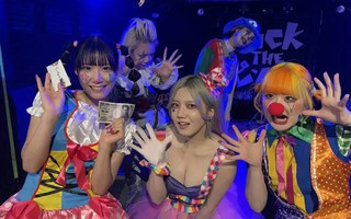 Nhóm idol gây sốc khi lột đồ, mặc bikini biểu diễn giữa tuyết rơi -10°C