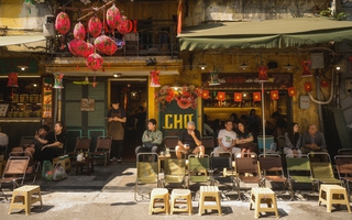 Hà Nội chiều 29 Tết nhẹ tênh, dân tình tranh thủ đi cà phê trong khung cảnh hiếm thấy