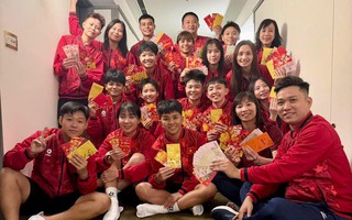 Thương tuyển nữ Việt Nam ăn tết xa nhà