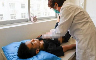 Chàng trai trẻ "tá hỏa" vì thấy dấu hiệu sùi mào gà, sốc nặng khi bác sĩ nói: 25% nam giới giống anh