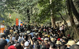 Cảnh tượng ngày Tết tại lễ hội "kéo dài lâu nhất" Việt Nam: Nhiều người không tin vào mắt mình