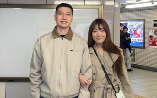 Đầu năm khui “cặp đôi thế kỷ”: Người thất tình nhiều năm yêu người chưa có mối tình đầu, thiệt không ta?