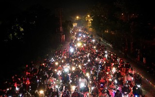 Yên Tử thất thủ, kẹt cứng từ 4h sáng: Du khách đông nghịt, ai cũng cầm 1 chiếc gậy trong tay