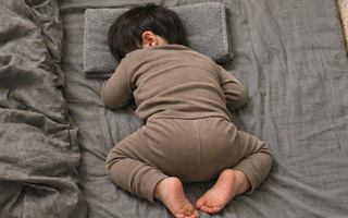 Trẻ ngủ gối và trẻ ngủ không kê gối sẽ có 3 điểm khác biệt khi lớn lên, bố mẹ cần lưu ý