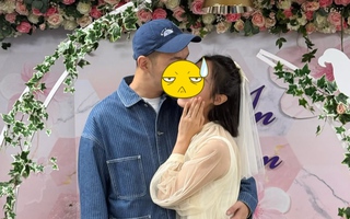 Nam diễn viên bị cấm sóng vô thời hạn giờ đi bán củ cải muối, để vợ MC nuôi cả nhà 8 miệng ăn