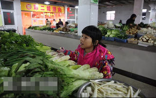 Bé gái 13 tuổi ngày nào cũng cầm đúng 3.800 đồng đi mua rau, chủ tiệm theo dõi rồi sững sờ trước sự thật