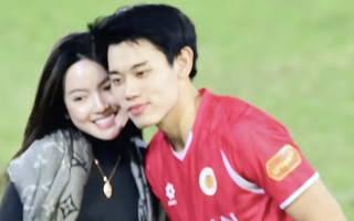 Đình Bắc hot đến mức Chu Thanh Huyền - vợ Quang Hải cũng phải xuống sân xin chụp ảnh cùng