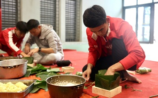 Khuất Văn Khang trổ tài gói bánh chưng