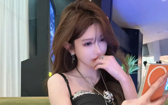 Livestream với đầu gối thâm tím, nữ streamer khiến người xem đặt nghi vấn