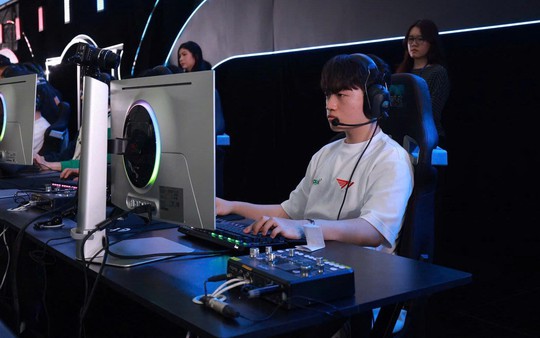 Khoảnh khắc T1 đấu All-Star Việt Nam và chiếc màn hình mà mọi game thủ đều để ý