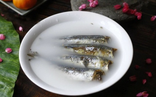 “Kẻ thù truyền kiếp” của mùi tanh: Ngâm cá vào, tanh mấy cũng bay màu, thịt thơm ngon xuất sắc, ai sợ thì thử đi