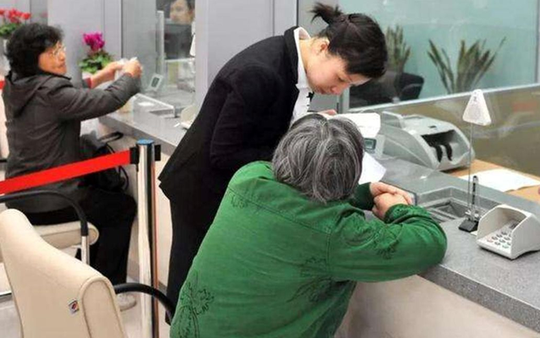 Cụ bà đặt 4 lệnh mua vàng trị giá 3,6 tỷ đồng: Công an phá cửa ngăn chặn giao dịch, thu hồi bưu kiện