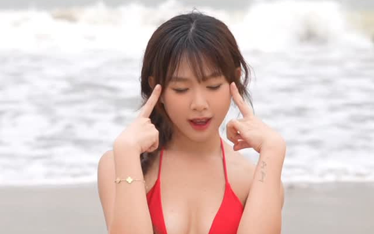 Chán tập trên sân đấu, Nàng Kim "vác" Pickleball ra bãi biển khiến CĐM hết sức khó hiểu?