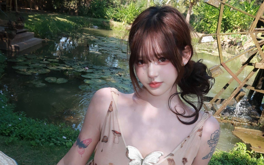 Thử sức làm xạ thủ, hot girl khiến fan choáng váng với màn "lên đồ" không thể nóng bỏng hơn