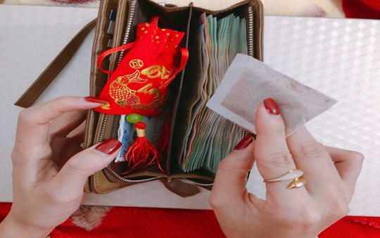Đêm Giao thừa đặt thứ này vào ví: Năm mới tiền bạc rung rỉnh, vạn sự hanh thông, gặp hung hoá cát