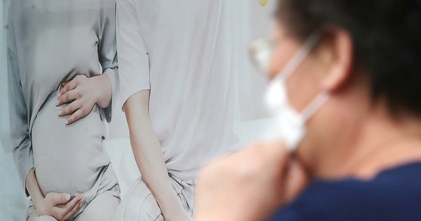Người phụ nữ 40 tuổi cảm thấy tổn thương khi bác sĩ nói "không còn thời gian để thụ tinh nhân tạo"