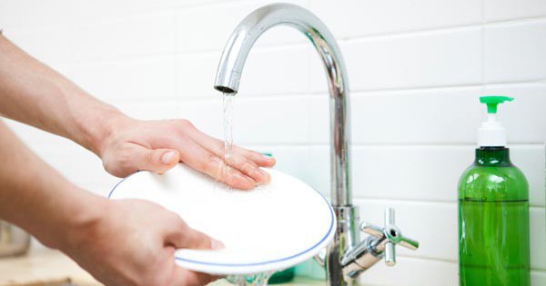 Khi rửa bát đĩa, hãy làm theo cách này để sạch hết hóa chất: Đừng vội vàng để rồi &quot;ăn&quot; chất tẩy rửa vào người