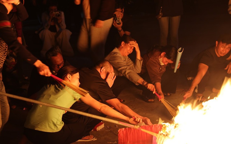 Độc đáo tục lấy lửa "cầu may" lúc nửa đêm ở Hà Nội