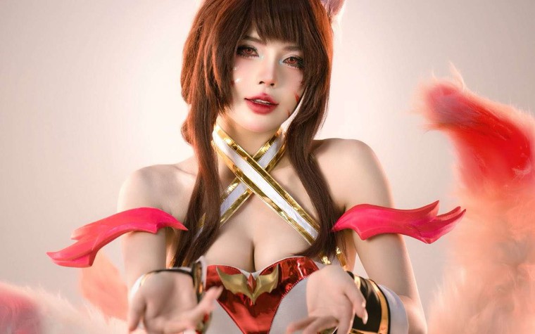 Mai Dora cosplay Ahri tung chiêu "tranh sủng"