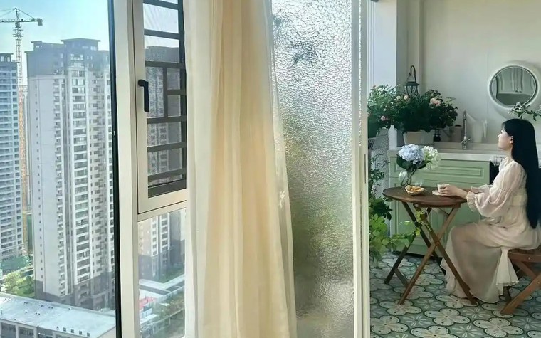 Nhiều người chê căn hộ 2 ban công bất tiện, cho tới khi thấy 2 vợ chồng trẻ ra tay