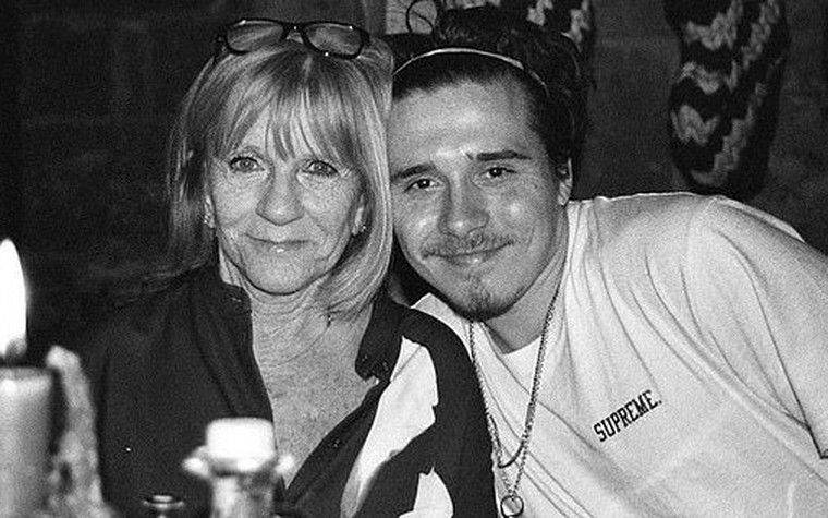 Mẹ của Victoria Beckham cầu xin cháu trai Brooklyn về nhà đón Giáng sinh sau 1 năm xa cách gia đình