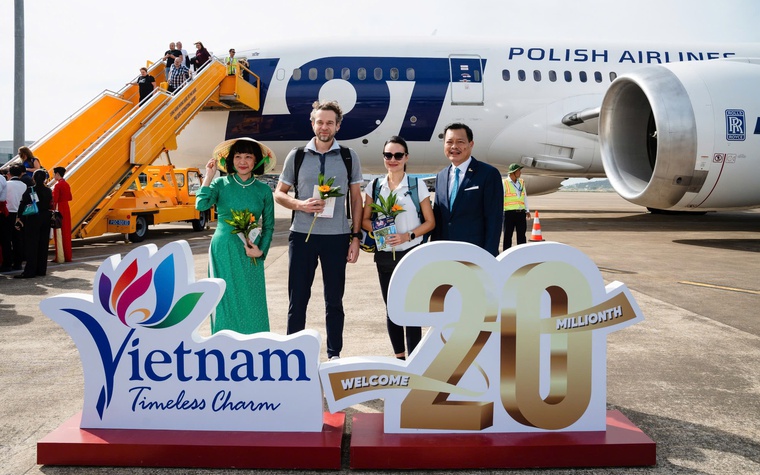 Du khách quốc tế thứ 20 triệu đến Việt Nam được tặng quà 500 triệu, có 2 người khác cũng nhận đặc quyền
