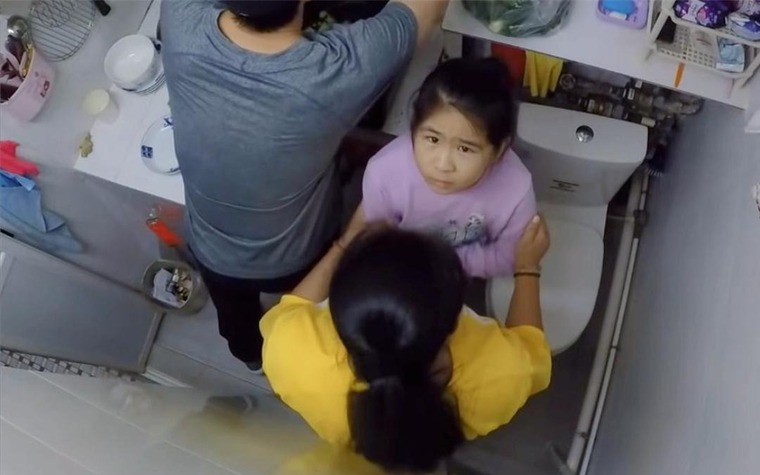 Nghẹt thở ở HongKong: Gia đình sống chật vật trong căn hộ "bé như lỗ mũi", bồn cầu đặt ngay trong bếp