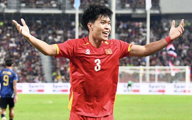 Tuyển thủ U22 Việt Nam gây sốt vì "bớt việc" của phiên dịch viên, trả lời phỏng vấn bằng tiếng Anh cực mượt