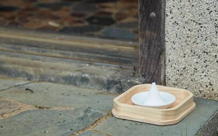 Ông bà dặn: Muốn nhà phát – cửa vượng, hãy đặt muối đúng 3 vị trí này để kích hoạt tài lộc mạnh nhất”