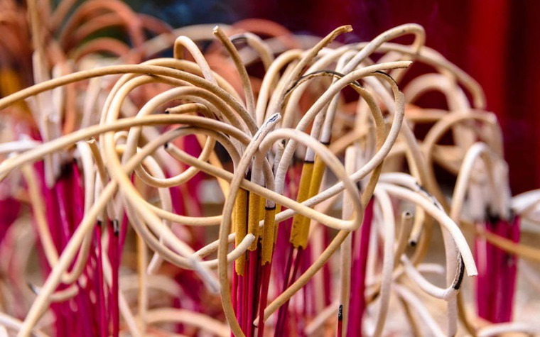 3 dấu hiệu trên bát hương cho thấy gia đình đang được phù hộ