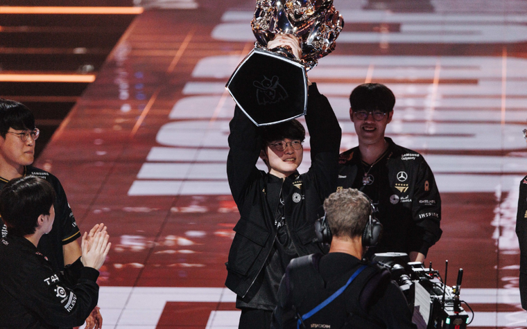 Khoảnh khắc hiếm có của Faker khiến cộng đồng "phát sốt"