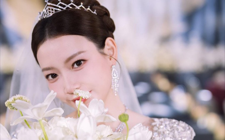 Nữ hoàng cầu lông xinh đẹp như tiên nữ trong ngày cưới ngôi sao cùng đội tuyển