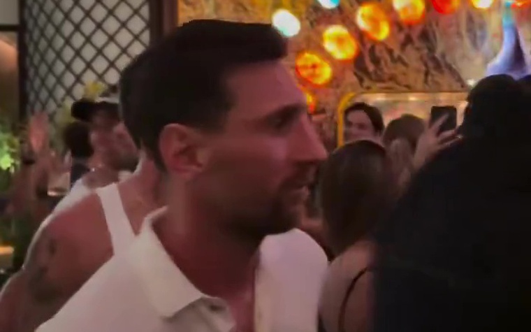 Ai giải cứu Messi đi, anh ấy trông như bị "ép" tham gia bữa tiệc có David Beckham vậy!