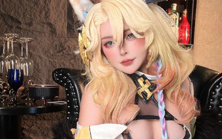 Chỉ khoe bộ móng mới, cô nàng "top server" làng cosplay cũng khiến cộng đồng xuýt xoa