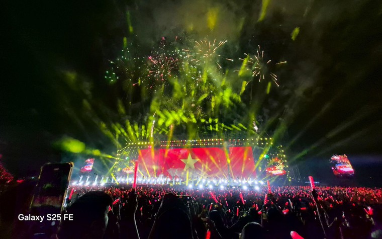 Mang Galaxy S25 FE đi concert Em Xinh Say Hi: Xinh iu xa mấy cũng hóa gần ngay trước mắt