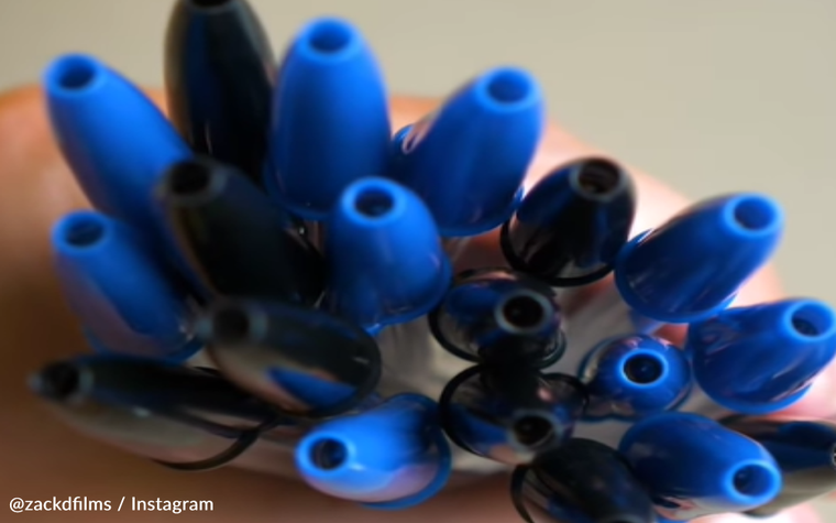 90% người dùng không biết công dụng của chiếc lỗ nhỏ trên nắp bút bi