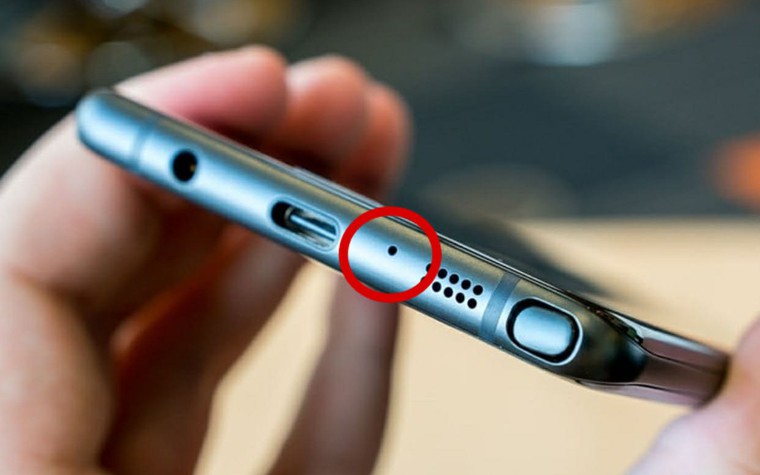 Hơn 90% người dùng smartphone không biết công dụng của chiếc lỗ nhỏ bên cạnh cổng sạc