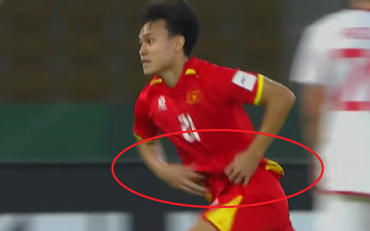 "Người hùng" U23 Việt Nam Minh Phúc suýt hoá "tội đồ", 1 giây tỉnh táo thoát án treo giò