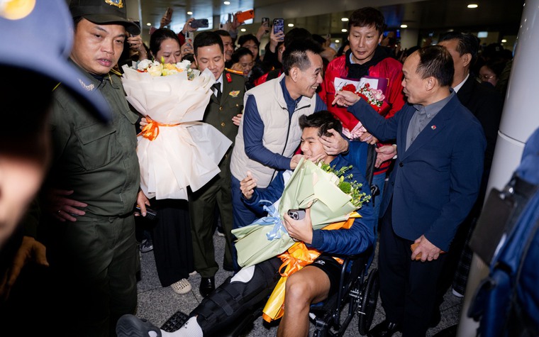 Thương Hiểu Minh U23 Việt Nam ngồi xe lăn về nước, bố mẹ thương con mắt rớm lệ