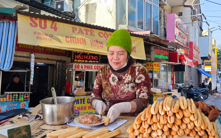 Về Hải Phòng gặp người bán pate truyền thống, lượng khách giảm 60%: “Chúng tôi không có quan hệ gì với pate Cột Đèn kia”