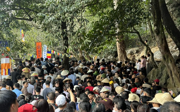 Cảnh tượng ngày Tết tại lễ hội "kéo dài lâu nhất" Việt Nam: Nhiều người không tin vào mắt mình