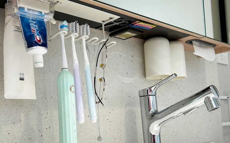 Treo lên thay vì để xuống: 12 cách sắp xếp “không tốn tiền” của giới trẻ giúp nhà gọn hẳn, việc nhà giảm một nửa