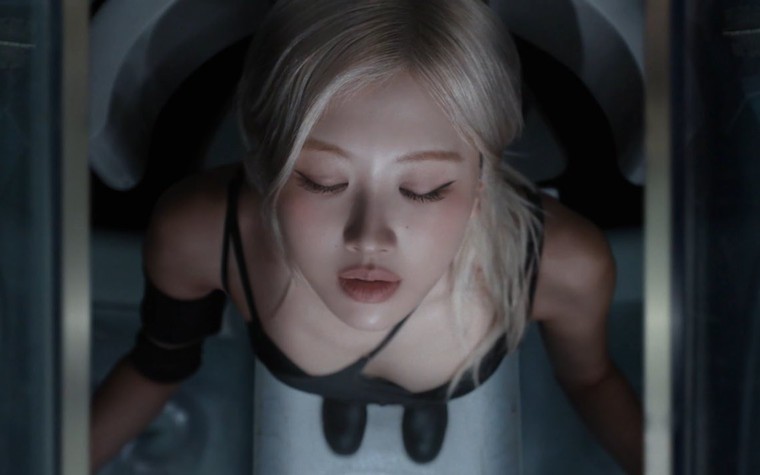 Rosé khoe ngực bạo nhất trong MV mới, vòng 1 khiêm tốn thì có sao!